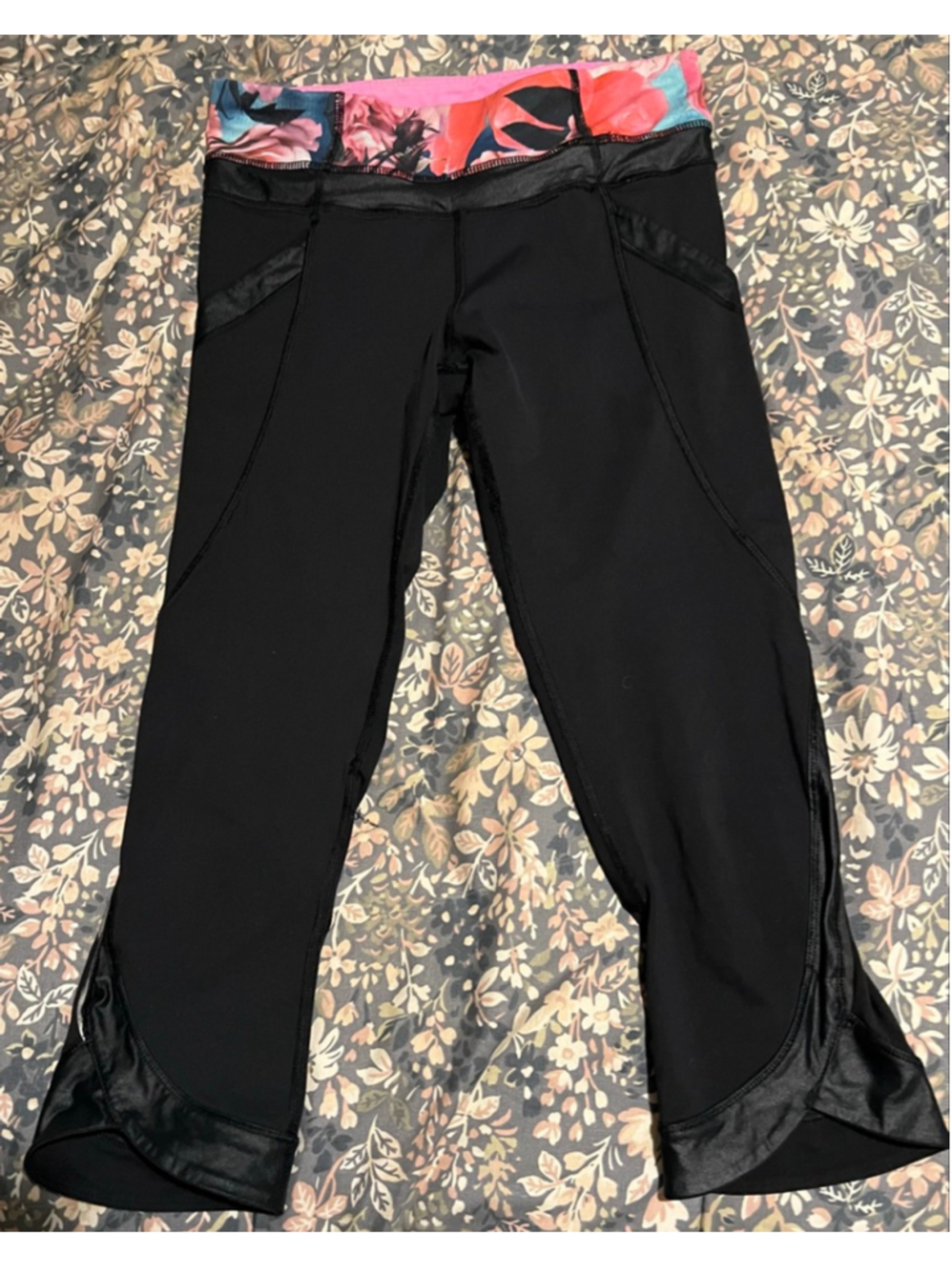 Women's Lululemon Capris Size 4 Black with Floral Waistband